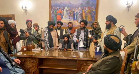 طالبان ارگ 550x295 - حقایقی پنهان از به قدرت رسیدن طالبان در افغانستان
