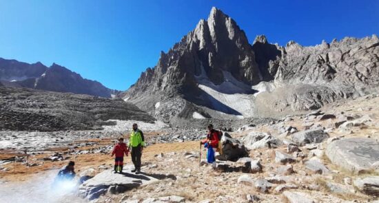صعود کوهنورد ۶ ساله افغان به قله شاه فولادی بامیان + تصاویر