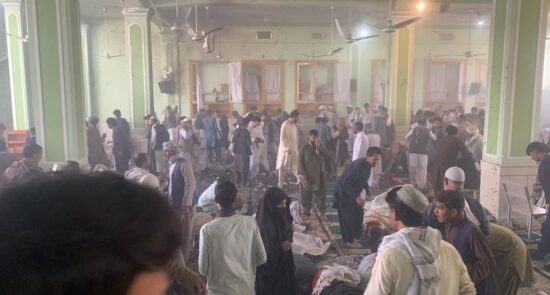 انتحاری کندهار 550x295 - شهید و زخمی شدن دهها نمازگزار در حمله تروریستی در کندهار