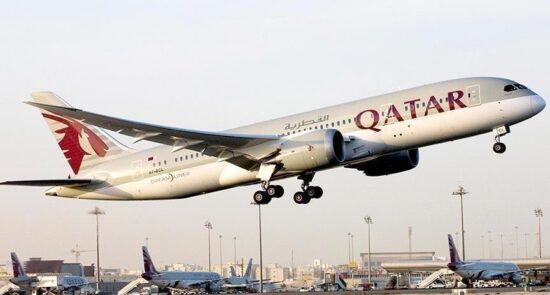 طیاره قطر 550x295 - انتقال صدها تن از میدان هوایی کابل به قطر