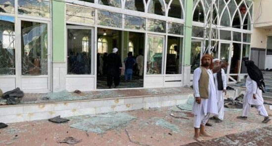 مسجد فاطمیه کندهار 550x295 - واکنش های مختلف به حمله تروریستی بر مسجد شیعیان در کندهار