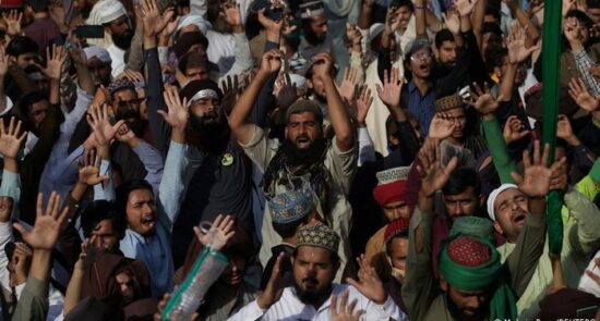 پاکستان تظاهرات 550x295 - باشنده گان پاکستان خواستار اخراج سفیر فرانسه از کشورشان شدند