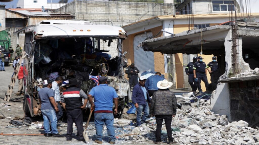 تصادف مکزیک 1 1024x576 - تصاویر/ تصادف مرگبار یک موتر بس در مکزیک