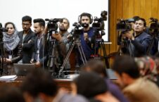 خبرنگار 226x145 - انتقاد دیده‌بان حقوق بشر از برخورد غیر انسانی طالبان با خبرنگاران و رسانه ها