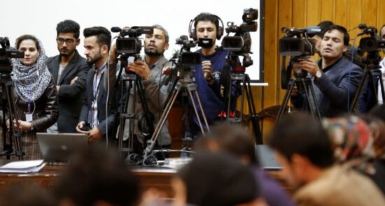 خبرنگار 550x295 - انتقاد دیده‌بان حقوق بشر از برخورد غیر انسانی طالبان با خبرنگاران و رسانه ها