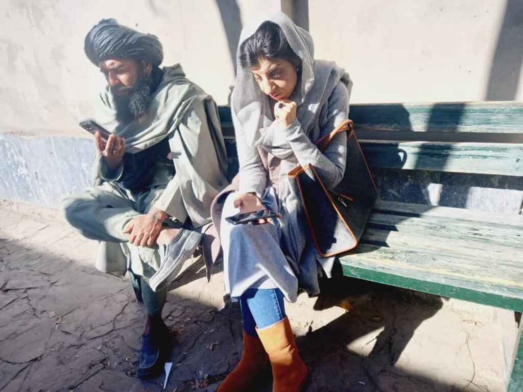 طالبان زنان خارجی 1024x768 - تصویر/ طالبان؛ شانه به شانه در کنار زنان خارجی