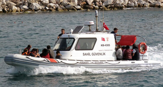 ترکیه گارد ساحلی 550x295 - نجات شماری از پناهجویان توسط نیروهای گارد ساحلی ترکیه