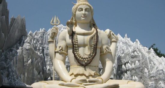 خدای هندو شیوا 550x295 - روش عجیب یک مرد برای اثبات فداکاری به خدای هندو! + عکس