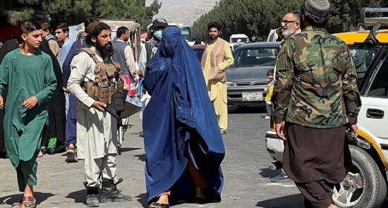 طالبان زنان 550x295 - تظاهرات افغان‌های مقیم امریکا در اعتراض به سیاست های سختگیرانه طالبان علیه بانوان کشور