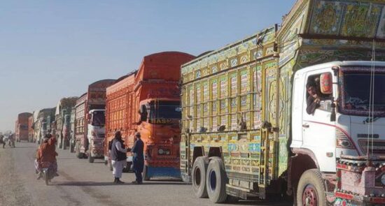 لاری 550x295 - سنگ اندازی پاکستان در مسیر ورود کمک های بین المللی به افغانستان