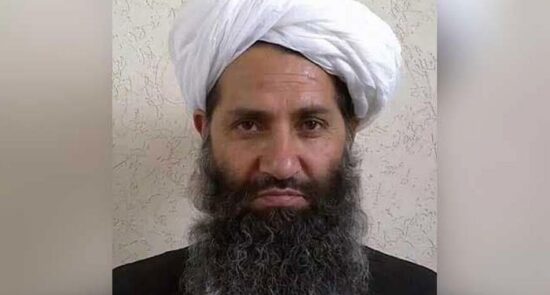 ملاهبت الله آخند زاده 550x295 - دیدگاه رهبر طالبان درباره چند همسری مسوولان این گروه!