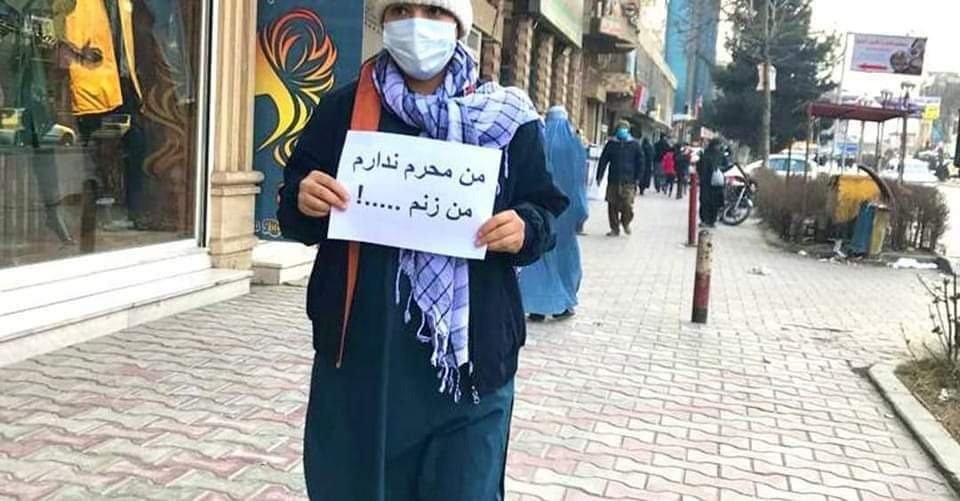 زن کابل - تصویر/ اعتراض به محدودیت‌های سخت‌گیرانه طالبان بر زنان