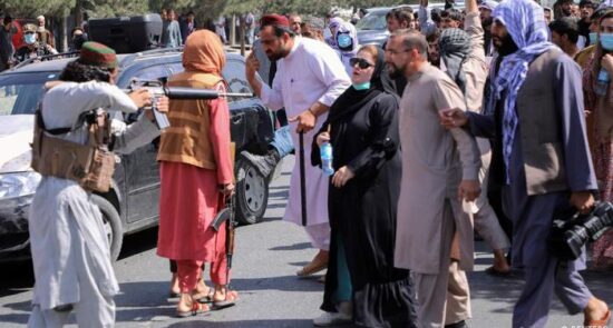طالبان زنان 550x295 - اعتراض مهاجران افغان در پاکستان به سرکوب زنان از سوی طالبان