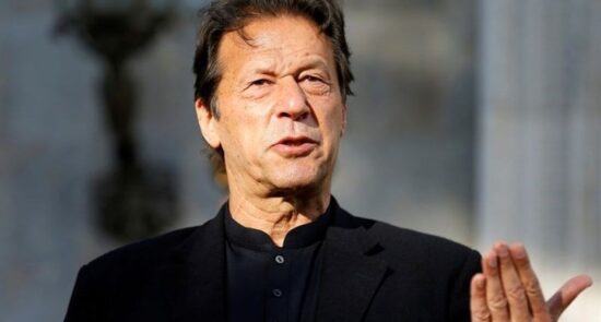 عمران خان 550x295 - پیام صدراعظم پیشین پاکستان برای زنان افغان؛ عمران خان: در برابر طالبان بایستید