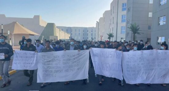 افغان‌های معترض ابوظبی 550x295 - تداوم اعتراضات صدها پناهجوی افغان در کمپ‌ امارات متحده عربی