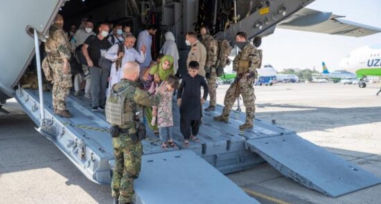 امریکا مهاجر افغان 550x295 - پاداش امریکا برای عساکری که به تخلیه باشنده گان افغانستان کمک کرده‌اند