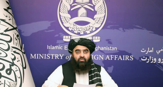 امیرخان متقی 550x295 - اظهارات سرپرست وزارت خارجه طالبان درباره نقض حریم هوایی افغانستان توسط امریکا