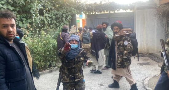تلاشی طالبان 550x295 - پیام اتحادیه اروپا درباره ادامه روند تلاشی های خانه به خانه در کابل