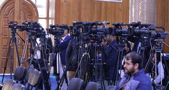 خبرنگار 550x295 - آماری تکان دهنده از نقض آزادی بیان در حکومت سرپرست طالبان