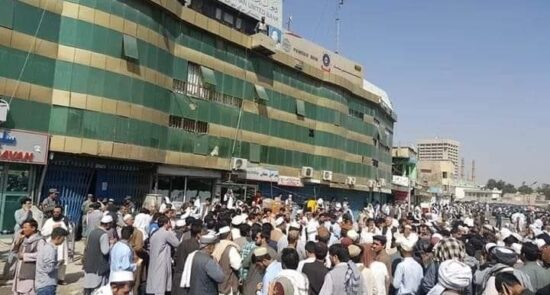 تجمع اعتراضی صدها صراف در مقابل سرای شهزاده کابل