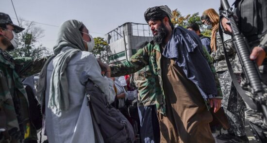 طالبان زنان 550x295 - عزم زنان افغان در اسلام آباد برای مبارزه دپلوماتیک با حکومت طالبان