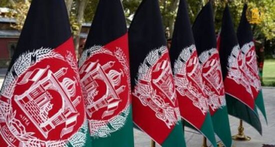 بیرق افغانستان 550x295 - انتقاد باشنده گان کشور از حذف بیرق سه رنگ از اداره‌های دولتی