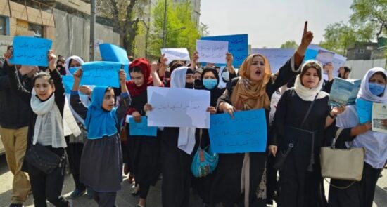 تظاهرات زنان و دختران 550x295 - دیدگاه مسوول سیاست خارجی اتحادیه اروپا درباره وضعیت حقوق بشر در افغانستان