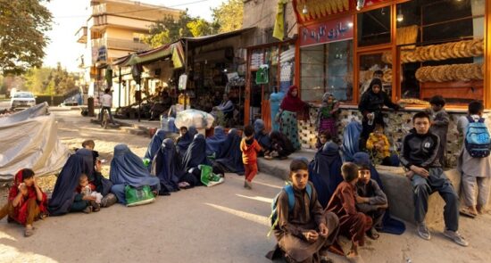 فقر 550x295 - پیام دیدبان حقوق بشر درباره ارسال کمک های فوری بشری به مردم افغانستان