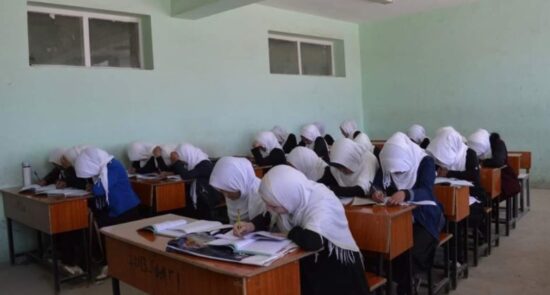 مکتب دخترانه 550x295 - گزارش یونیسف درباره محرومیت دختران افغان از تحصیل