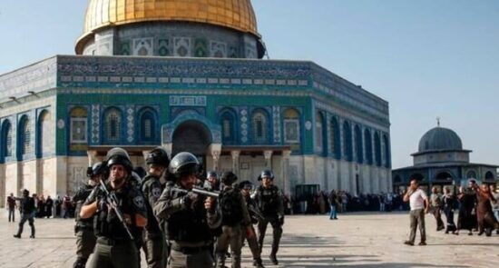 اسراییلی 550x295 - انتقاد ستاره هالیوود از حمله عساکر اسراییلی به نمازگزاران فلسطینی در مسجدالاقصی