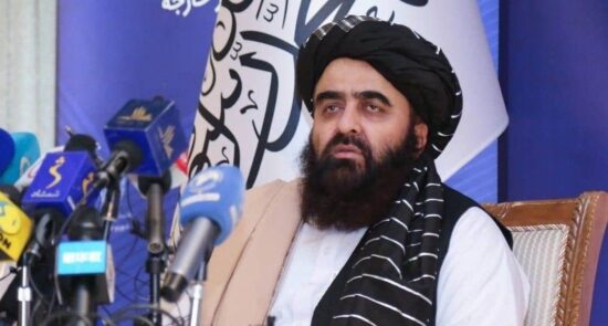 درخواست سرپرست وزارت خارجه طالبان از جامعه جهانی درباره رفع تحریم‌های وضع شده بر افغانستان