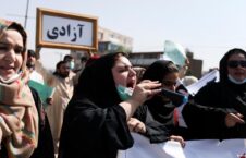 زن 226x145 - خشم بانوان افغان از بسته ماندن دروازه‌های مکاتب و پوهنتون‌ها؛ تصاویر رهبر طالبان در کابل به آتش کشیده شد