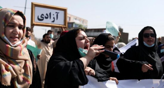 زن 550x295 - اعتراض بانوان تخار علیه سیاست‌های طالبان