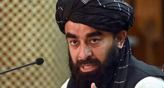 ذبیح الله مجاهد 550x295 - سخنگوی حکومت طالبان حمله تروریستی بر مرکز آموزشی غرب کابل را محکوم کرد