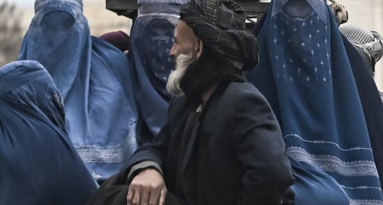 زن 550x295 - سرپرست وزارت تحصیلات عالی طالبان، آزادی زنان را بی عزتی می داند!