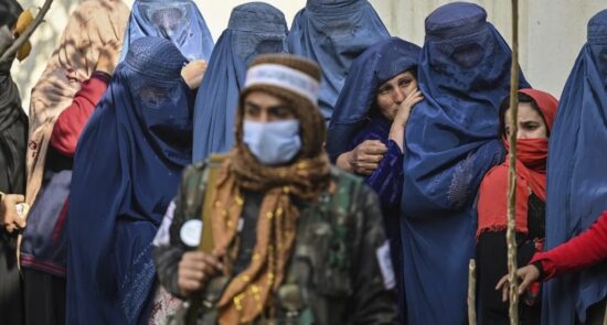 زن1 550x295 - درخواست شبکه زنان معترض در کابل: طالبان را سرنگون کنید