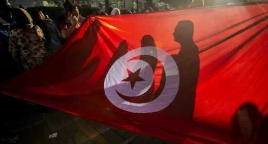 تونس 550x295 - اعتراض باشنده گان تونس به عادی سازی روابط با اسراییل + تصویر