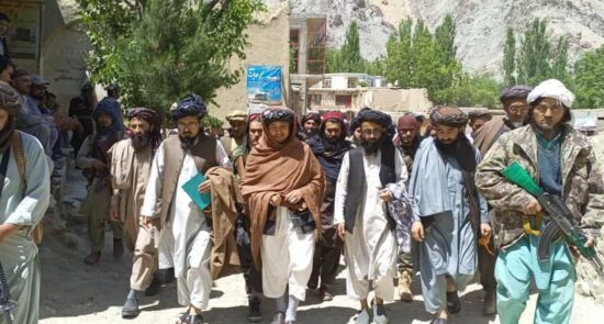 طالبان 550x295 - آواره شدن صدها خانواده طی جنگ میان طالبان در ولسوالی بلخاب