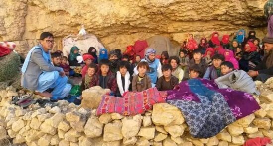 آواره‌ بلخاب 550x295 - اقدام غیر انسانی والی طالبان در بامیان علیه آواره‌گان جنگ در بلخاب