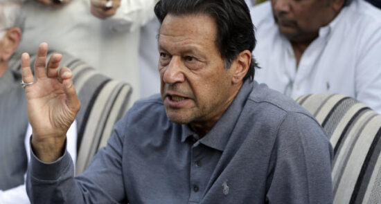 Imran Khan عمران‌خان 550x295 - صدور حکم بازداشت برای صدراعظم پیشین پاکستان