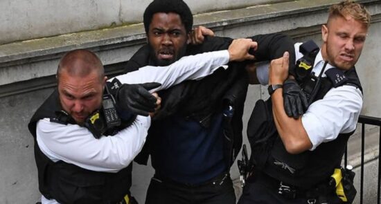 بریتانیا پولیس 550x295 - اذعان پولیس بریتانیا به وجود نژادپرستی‌ و بی‌عدالتی در این کشور