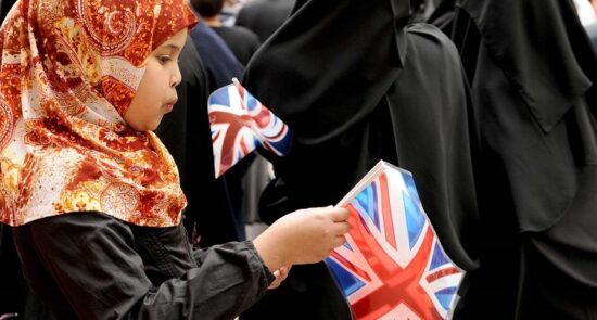 مسلمان بریتانیا 550x295 - تداوم تبعیض نژادی علیه مسلمانان در بریتانیا