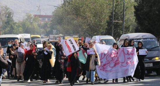 زنان تظاهرات کابل 550x295 - ابراز نگرانی گزارشگر سازمان ملل از برخورد طالبان با زنان و دختران افغان