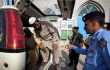 پاکستان پولیس 226x145 - تداوم سیاست ضد مهاجرتی پاکستان علیه باشنده گان افغانستان