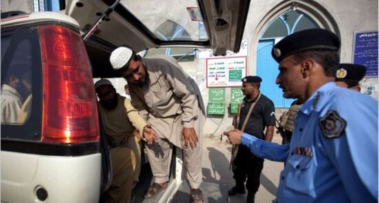 پاکستان پولیس 550x295 - لادرک شدن 15 مهاجر افغان در پایتخت پاکستان