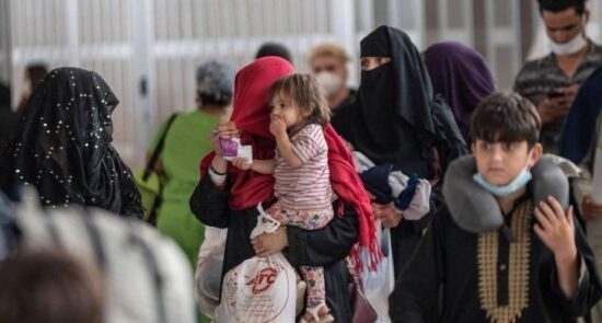 پناهجو افغان امارات 550x295 - وخامت اوضاع پناهجویان افغان در امارات