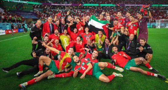 تیم ملی مراکش بیرق فلسطین 1 550x295 - اقدام تحسین برانگیز تیم ملی مراکش پس از پیروزی برابر هسپانیا + تصویر