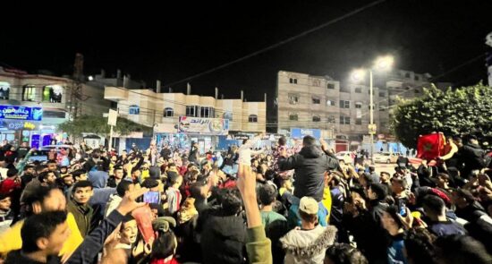 خوشحالی فلسطینی‌ها 550x295 - جشن شادی باشنده گان قدس، خشم اسراییلی ها را برانگیخت!