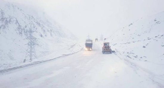 برف شاهراه 550x295 - بارش برف سنگین شاهراه سه ولایت مرکزی را مسدود کرد