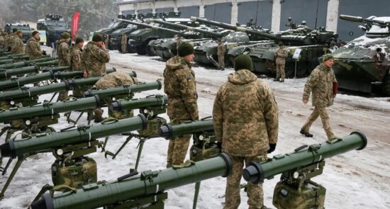 سلاح اوکراین 550x295 - مخالفت باشنده گان فرانسه با ارسال کمک‌های تسلیحاتی برای اوکراین